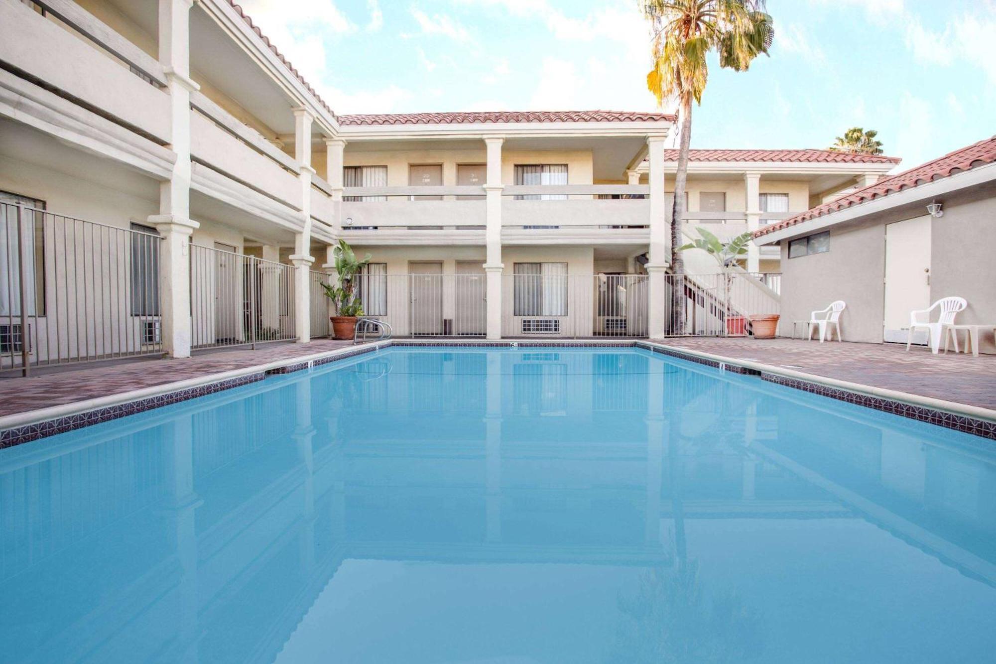 Travelodge By Wyndham Costa Mesa Newport Beach Hacienda Εξωτερικό φωτογραφία
